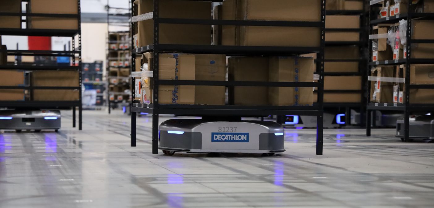 robots autonomos de GeekPlus en almacén automatizado de Decathlon